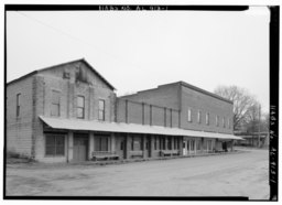 EXTERIOR VIEW, FRONT FACADE (AT FAR RIGHT) OF THE COMMERCIAL BLOCK STREETSCAPE - Harbin Hotel, Carbon Hill Road andWalker County Road 11, Nauvoo, Walker County, AL HABS ALA,64-NAU,1-1.tif