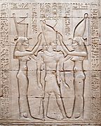 Ptolémée VIII en tenue de pharaon, entre les déesses Ouadjet et Nekhbet. Temple d'Horus à Edfou.