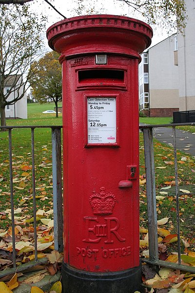 File:Elizabeth II Postbox, Wycliffe Gardens - geograph.org.uk - 1041634.jpg