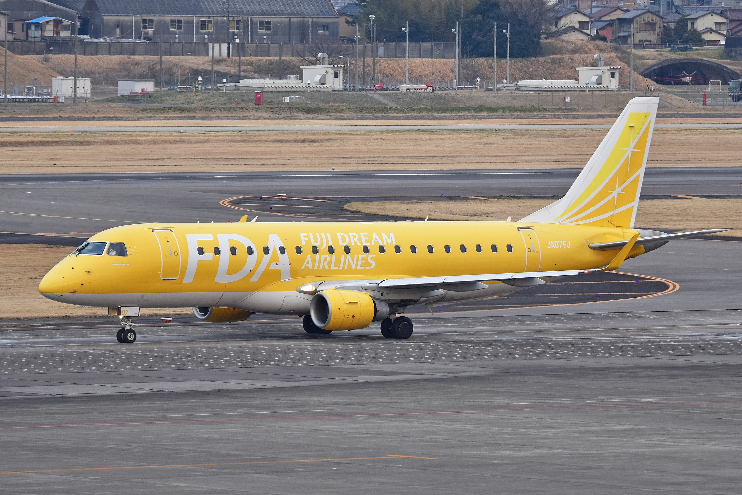 File:Embraer ERJ-175ST (170-200ST) 'JA07FJ' FDA Fuji Dream 