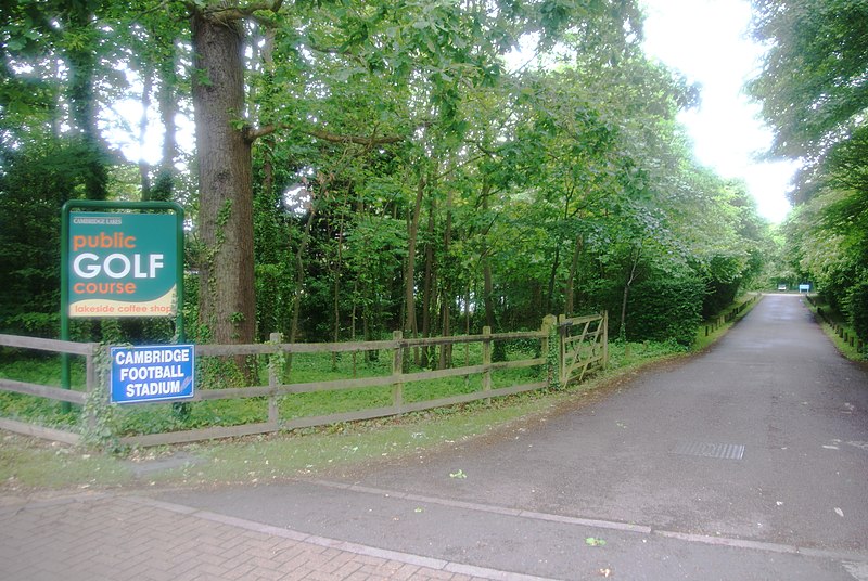 File:Entrance to Cambridge Lakes Golf Course - geograph.org.uk - 4034496.jpg