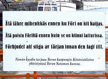 Dreisprachiges Schild an der Fähre über den Aurajoki: Turkuer Dialekt, Finnisch und Schwedisch