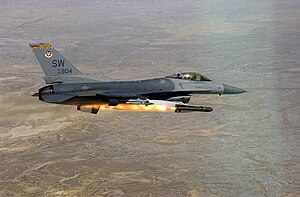 מטוס F-16CJ של חיל האוויר האמריקאי, מעל בסיס אימונים ביוטה, יורה טיל אוויר-קרקע מדגם AGM-65 מאבריק.