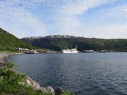 Teil von Fagernes, mit dem Kreuzfahrtschiff und dem Containerterminal rechts