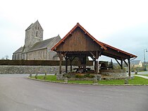 Feugères - Pressoir et église Saint-Pierre.JPG