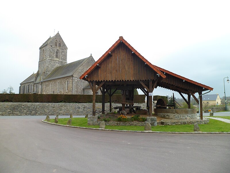 File:Feugères - Pressoir et église Saint-Pierre.JPG