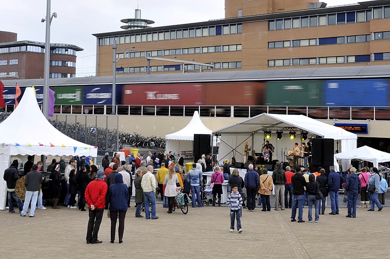 File:Flickr - NewsPhoto! - feestelijke opening Station Hilversum.jpg