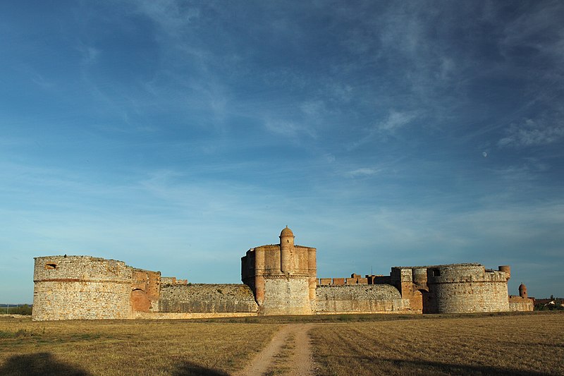 File:Forteresse de Salses - Côté Ouest.jpg