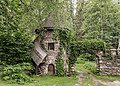 English: Spillway tower at the castle pond and pointed arch portal with merlons Deutsch: Wasserablauf-Schleusenturm am Schlossteich und zinnenbewehrter Torbogen