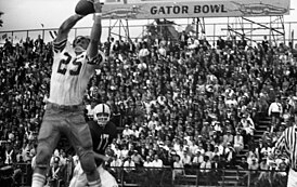 Билетникофф принимает пас в матче Gator Bowl, 1965 год