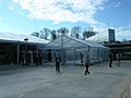 Tente d'accueil de l'inauguration de la gare de Besançon Franche-Comté TGV, placée sur le parvis de la gare que l'on voit en arrière-plan