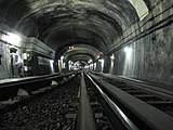 Unter dem Boulevard de Magenta, Blickrichtung Südost: Das linke Gleis (Voie D) zweigt zum ehemaligen U-Bahnhof ab, am Mauervorsprung die Markierung der fiktiven Station „Republique“