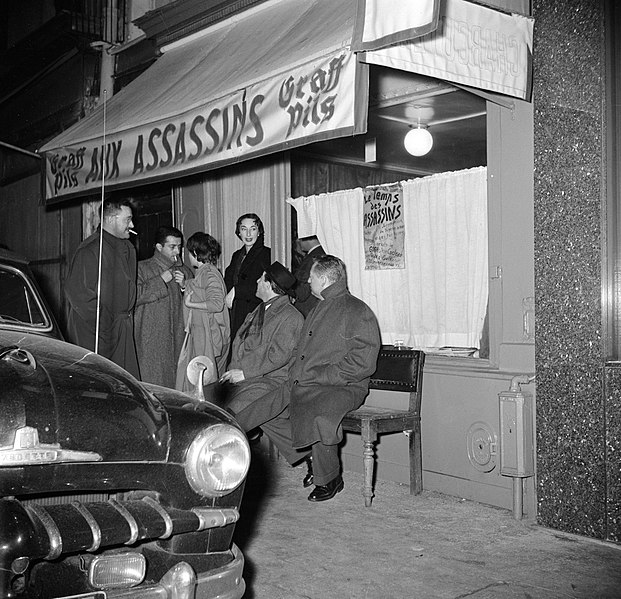 Fichier:Gasten staan voor het café Aux Assasins, Bestanddeelnr 254-0025.jpg