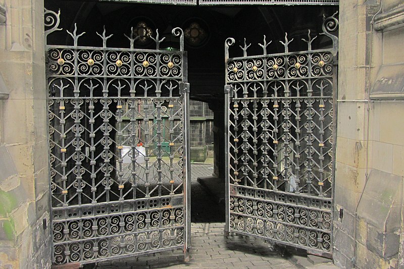 File:Gates of Manchester Town Hall-7346256498.jpg