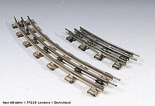 Early O gauge track pieces. All metal, with a small fibre insulating washer beneath each central rail chair. Gebogene-progressschienen-der-spur-0-der-serie-3640.jpg