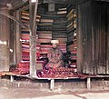 Υφασματέμπορος στην αγορά της Σαμαρκάνδης δείχνει πολύχρωμα μεταξωτά, βαμβακερά και μάλλινα υφάσματα (φωτογραφία πριν το 1915).
