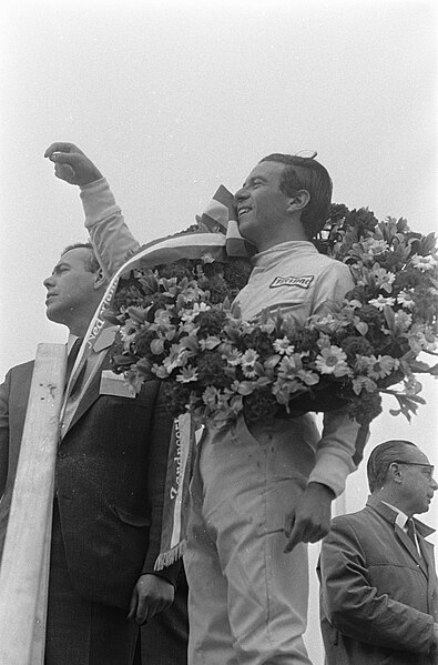 File:Grand Prix te Zandvoort, Jim Clark met krans, Bestanddeelnr 920-3788.jpg