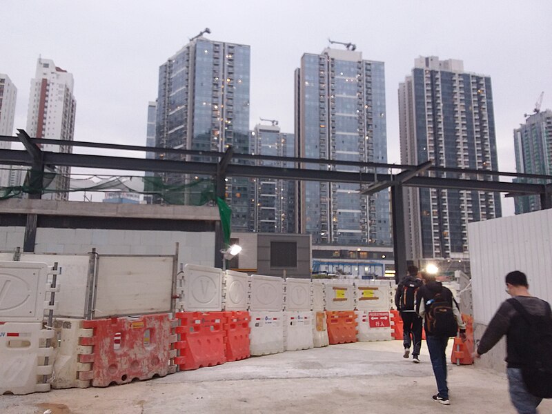 File:HK 新九龍 New Kln 啟德 Kai Tak Development evening 沐元街 Muk Yuen Street December 2020 SSG 07.jpg