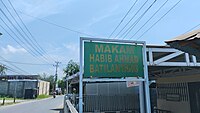 Banjar: Papan ngaran di Kubah Habib Ahmad bin Hasan bin Alwi bin Idrus Bahasyim atawa Habib Ahmad Batilang, ulama matan Basirih Salatan, Banjarmasin, Kalimantan Salatan. Bahasa Indonesia: Papan nama di Makam Habib Ahmad bin Hasan bin Alwi bin Idrus Bahasyim atau Habib Ahmad Batilang, ulama dari Basirih Selatan, Banjarmasin, Kalimantan Selatan. English: A name plate the Tomb of Habib Ahmad bin Hasan bin Alwi bin Idrus Bahasyim or Habib Ahmad Batilang, a cleric from South Basirih, Banjarmasin, South Kalimantan.