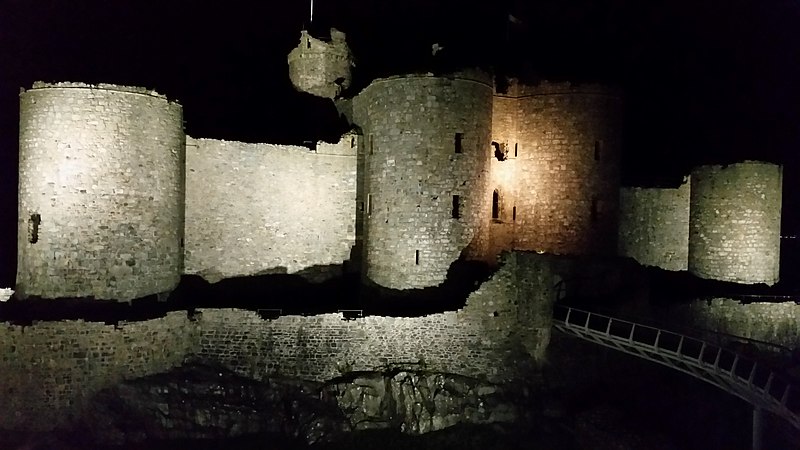 File:Harlech Castle at night.jpg