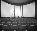 Montage van speciale boogvormige projectiepanelen voor Cineramaprojectie in 1960.