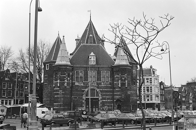 File:Het Waaggebouw op de Amsterdamse Nieuwmarkt dat in 1987 leeg komt te staan, Bestanddeelnr 933-5741.jpg