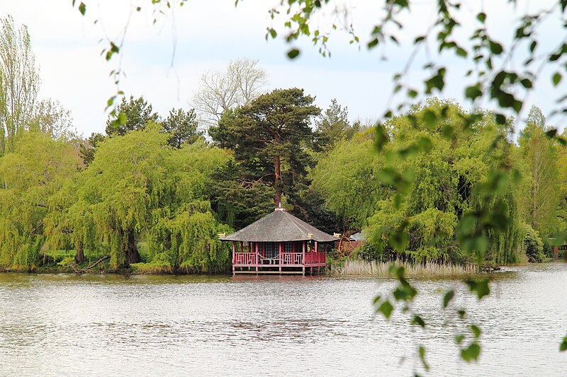 File:Hever Castle and Gardens 2022-04-25zh.jpg