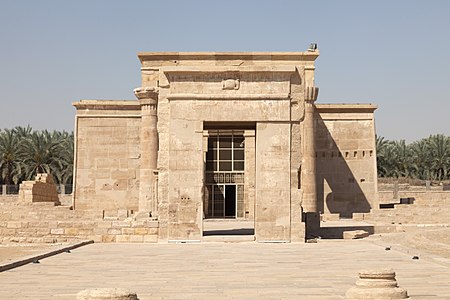 Oasis de Kharga : Temple d'Hibis, porte intérieure (Darius Ier, 27e dyn.), suivi du kiosque (Nectanébo, 30e dyn.) et du temple[32].