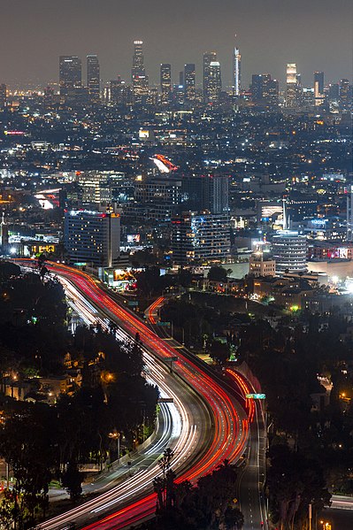 File:Highway 101 at night in Los Angeles.jpg