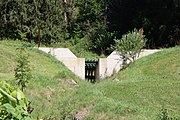 Deutsch: Rückhaltemauer als Hochwasserschutz bei Friesach in Kärnten