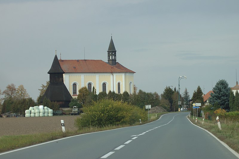 File:Horní Ředice, kostel a zvonice.jpg