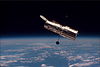 スペースシャトルディスカバリーから見たハッブル宇宙望遠鏡。（NASA）