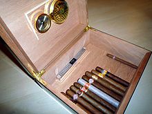 Humidor, used to control humidity of cigars Humidor innen.jpg