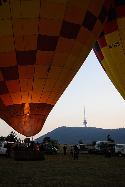 File:Inflating hot air balloons 9.JPG