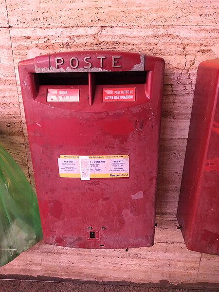 File:Italian Post Box in 2021.03.jpg