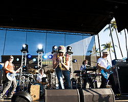 Le groupe de rock alternatif Dishwalla se produit lors d'un événement de célébration du 4 juillet à Joint Base Pearl Harbor Hickam.