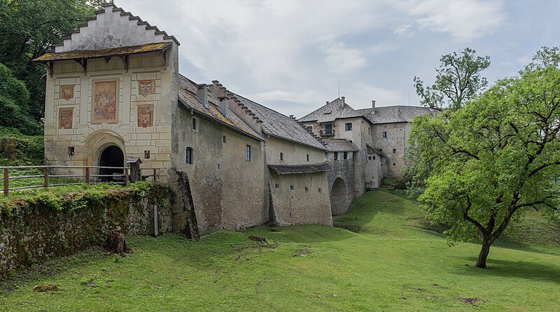 File:Köttmannsdorf Hollenburg Burganlage N-Ansicht 18062015 4929.jpg