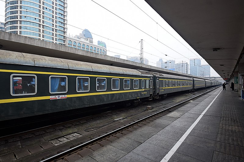 File:K813 25G train at Zhuzhou Railway Station.jpg