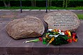 Kamień upamiętniający straconych członków Rządu Narodowego w powstaniu styczniowym znajdujący się w Parku im. Romualda Traugutta w Warszawie (1).jpg