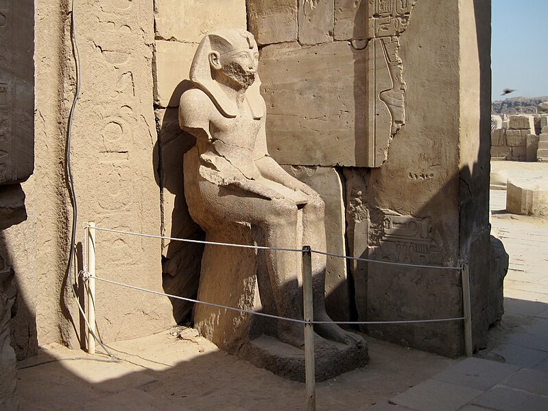 File:Karnak Tempel Sitzbild Pharao 01.JPG