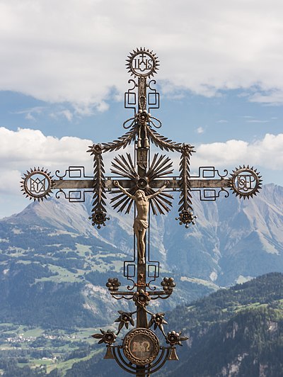 Crucifix dans un aître, près de l'église Sainte-Julitte-et-Saint-Cyr d'Andiast, dans les Alpes suisses. (définition réelle 3 413 × 4 542)