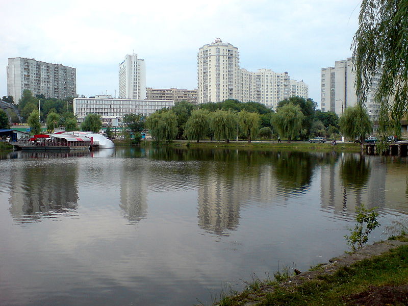 File:Kiev Golosiivska Sq Lake 070623.jpg
