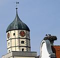 Turm der evangelischen St.-Jakobs-Kirche und Storchennest