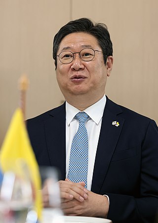 <span class="mw-page-title-main">Hwang Hee (politician)</span> South Korean politician