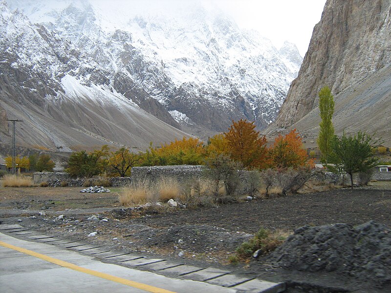 File:Krarkoram Highway near Sost.JPG