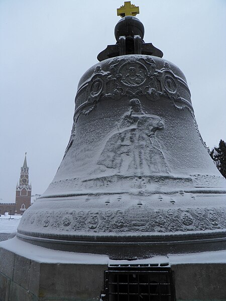 File:Kremlin - la Tsar des cloches (Kolokol) et tour Spasskaïa.jpg