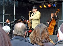 Paul Kuhn (links) mit Tony Lakatos (Mitte) und Gary Todd am Bass (2008)