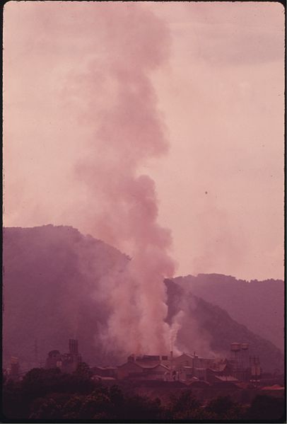 File:LOOKING UP THE KANAWHA RIVER VALLEY FROM DEEP WATER TOWARD ALLOY WHERE SMOKE FROM UNION CARBIDE'S FERROALLOY PLANT... - NARA - 551052.jpg