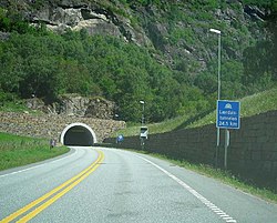 Entrada sur del túnel.  A la derecha hay un cartel que indica la longitud del túnel.