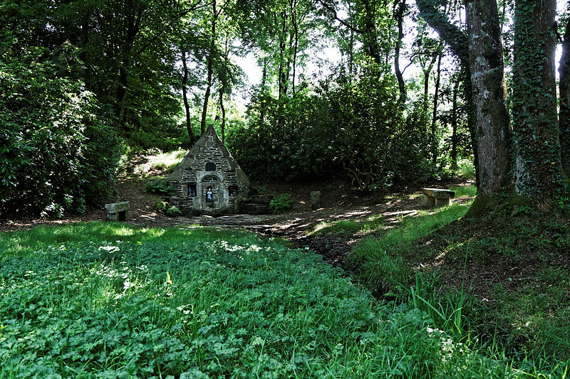 File:Lampaul-Guimiliau - Fontaine Sainte-Anasthasie - 001.jpg